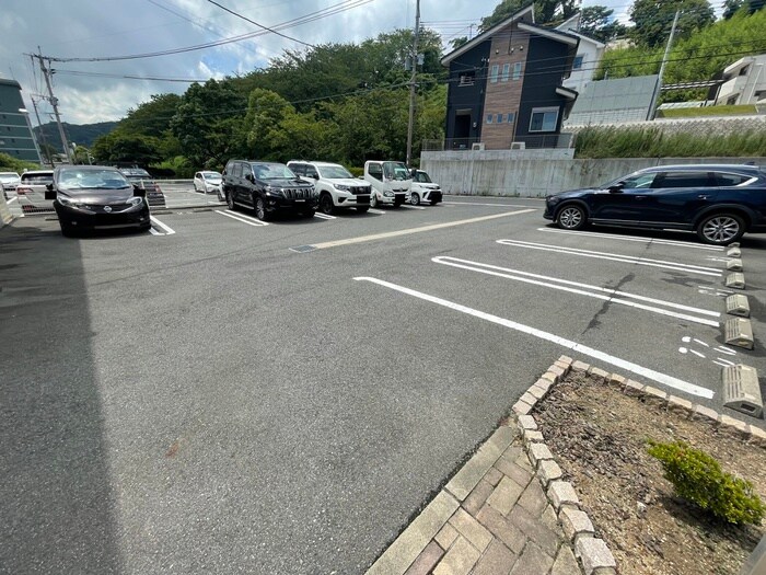 物件外観写真2　(駐車場)
