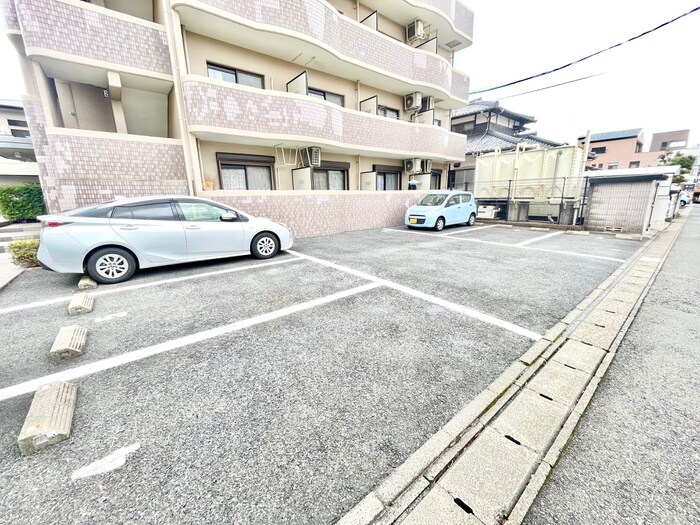 物件外観写真2　(駐車場)