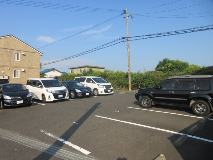 物件外観写真2　(駐車場)