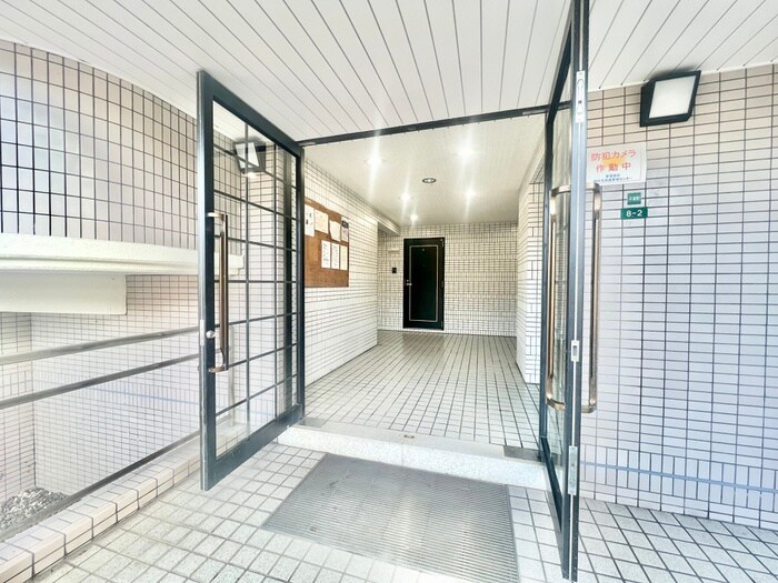 物件外観写真2　(エントランス部分)