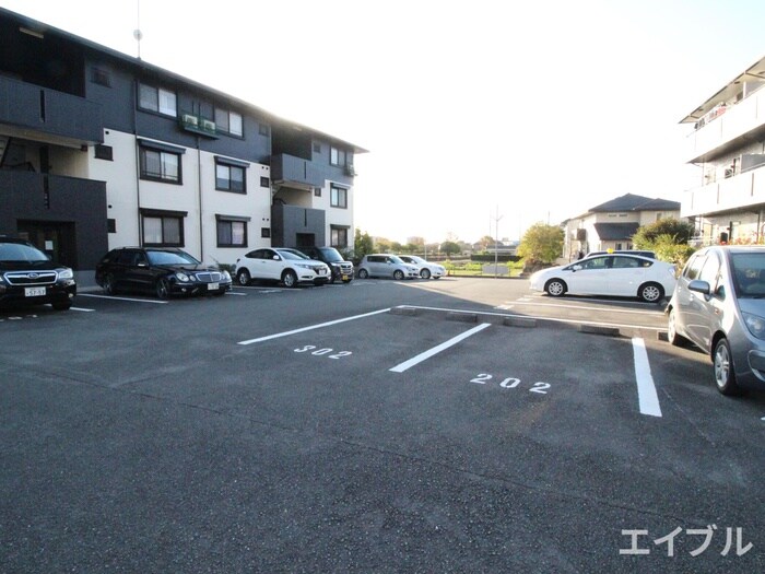 物件外観写真2　(駐車場)