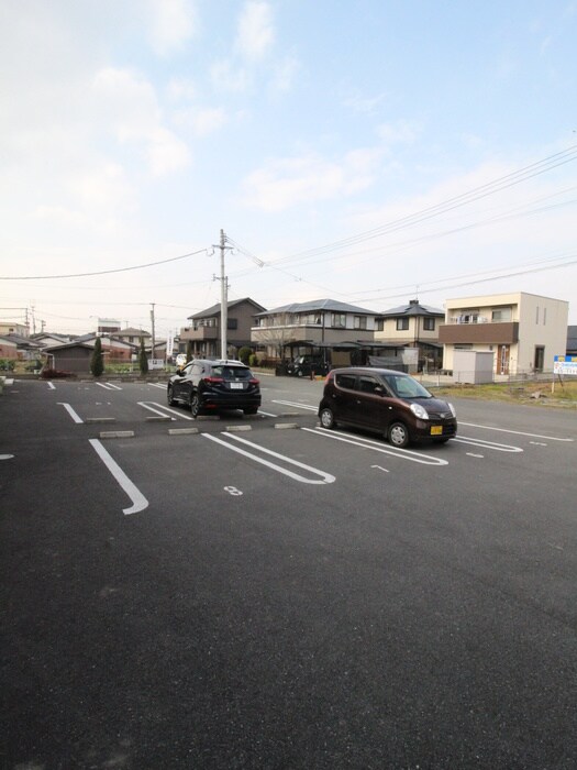 物件外観写真2　(駐車場)