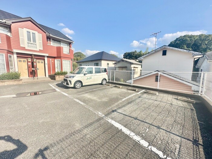 物件外観写真2　(駐車場)