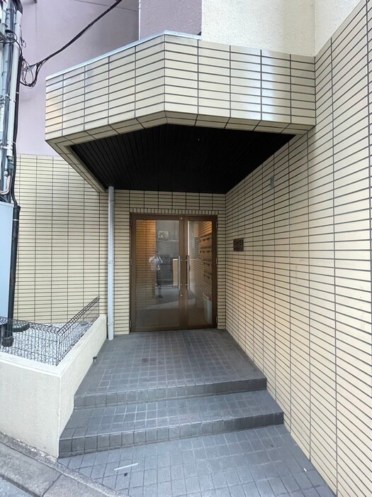 物件外観写真2　(エントランス部分)