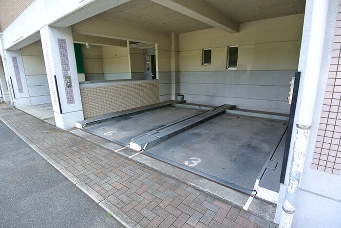 物件外観写真3　(駐車場)