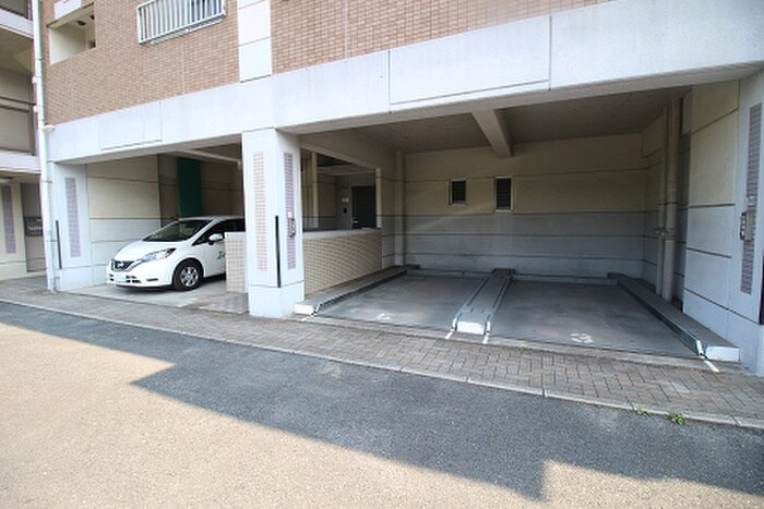 物件外観写真4　(駐車場)