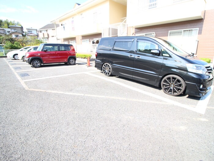 物件外観写真2　(駐車場)