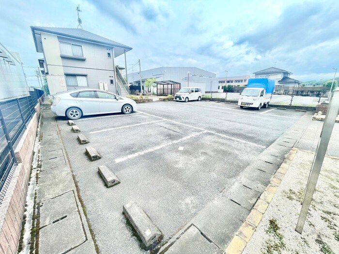 物件外観写真2　(駐車場)