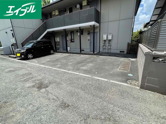 物件外観写真2　(駐車場)