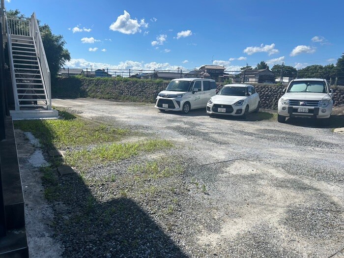 物件外観写真3　(駐車場)