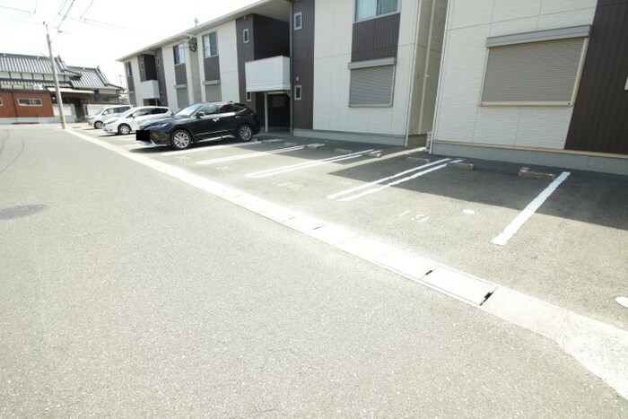 物件外観写真2　(駐車場)