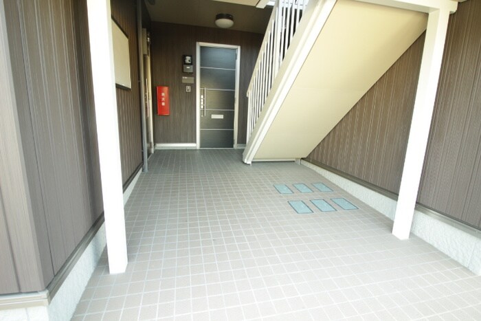 物件外観写真5　(エントランス部分)