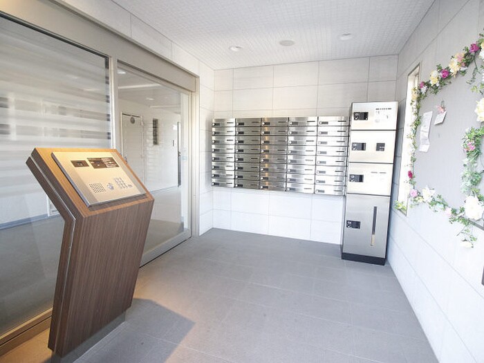 物件外観写真3　(エントランス部分)