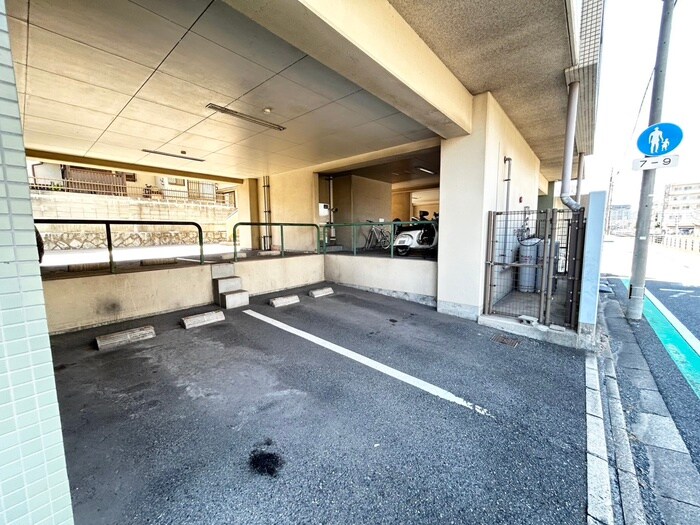 物件外観写真4　(駐車場)