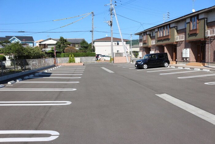 物件外観写真3　(駐車場)