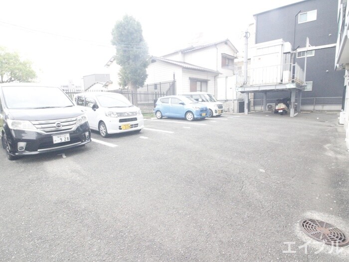 物件外観写真5　(駐車場)