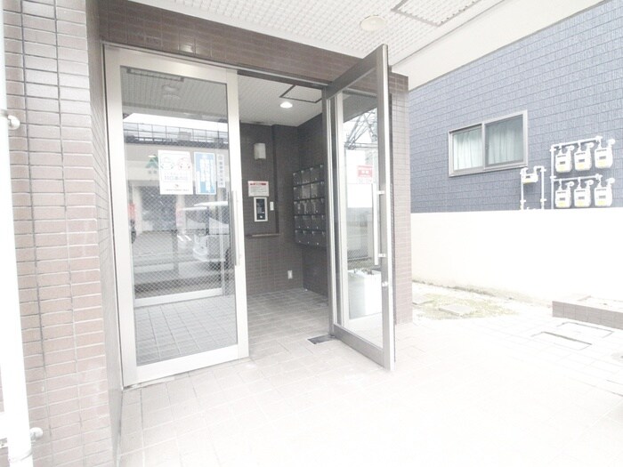 物件外観写真6　(エントランス部分)