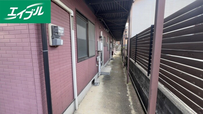 物件外観写真3　(エントランス部分)