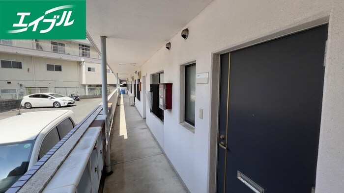 物件外観写真3　(エントランス部分)