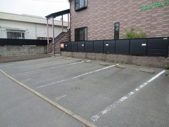 物件外観写真3　(駐車場)