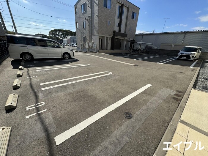 物件外観写真2　(駐車場)