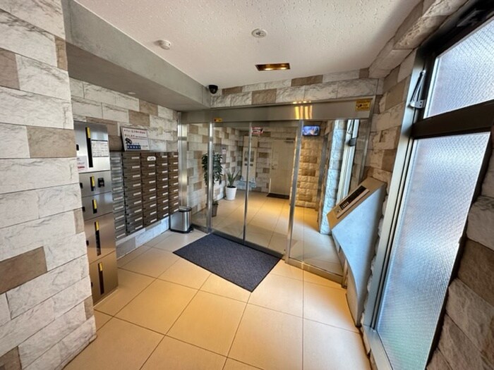 物件外観写真3　(エントランス部分)