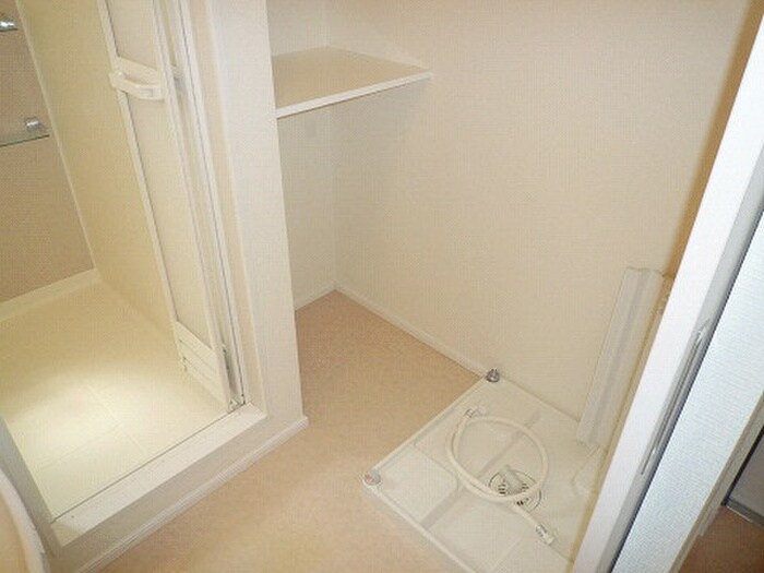 物件内観写真8　(洗濯機置場)