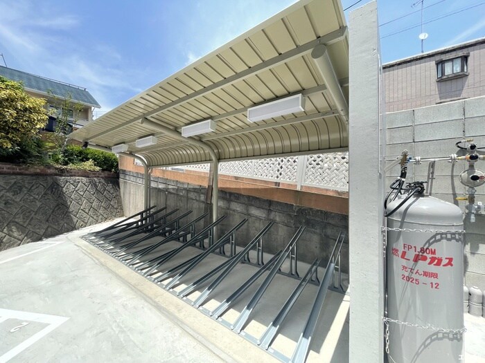 物件外観写真5　(駐輪場)