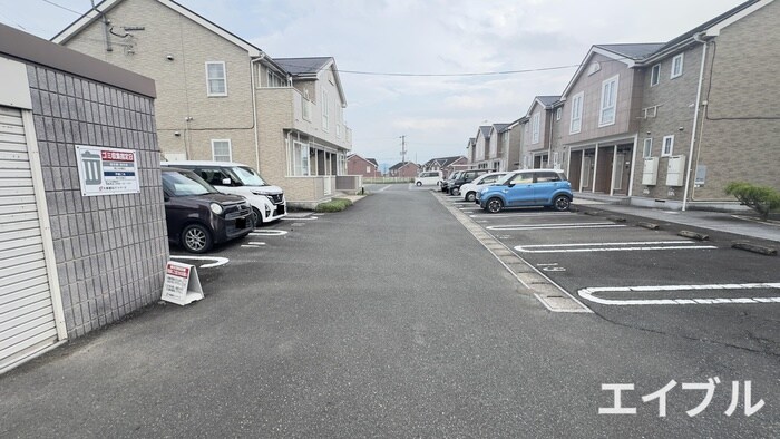 物件外観写真2　(駐車場)