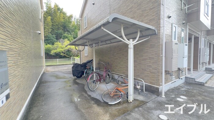 物件外観写真3　(駐輪場)