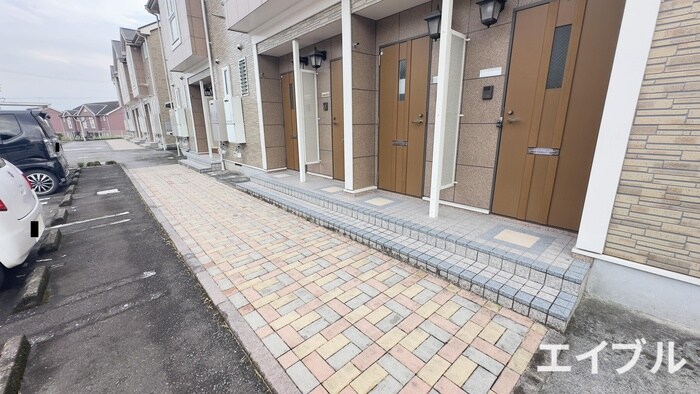 物件外観写真4　(エントランス部分)