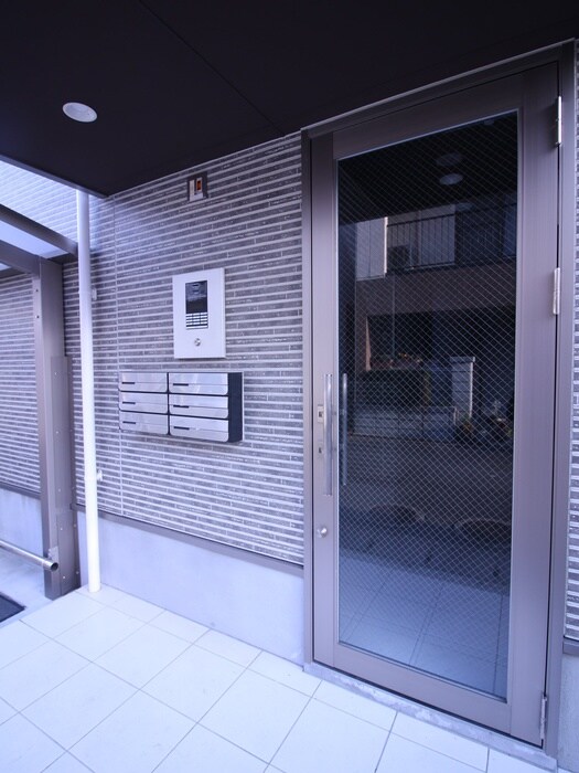 物件外観写真2　(エントランス部分)