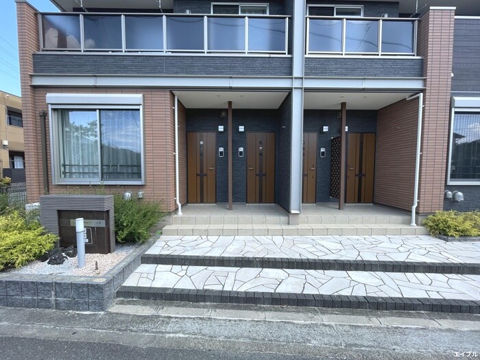 物件外観写真2　(エントランス部分)