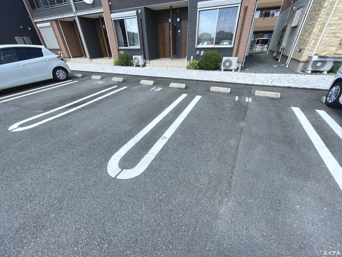 物件外観写真3　(駐車場)