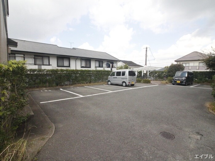 物件外観写真3　(駐車場)