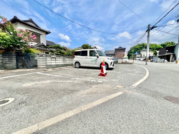 物件外観写真4　(駐車場)