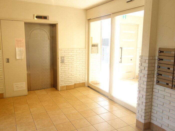 物件外観写真3　(エントランス部分)