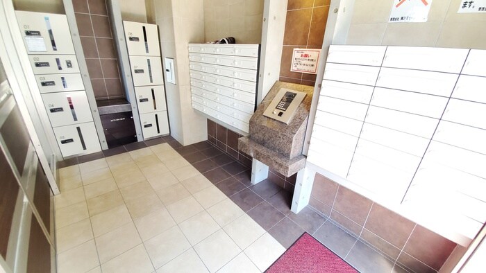 物件外観写真2　(エントランス部分)