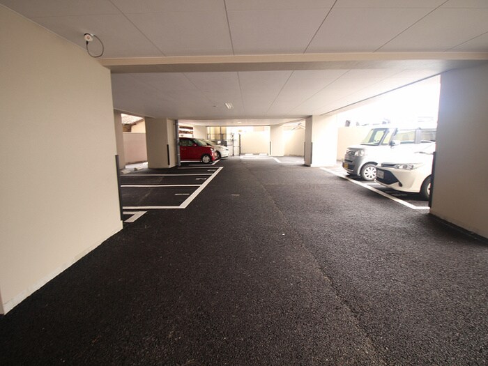 物件外観写真3　(駐車場)