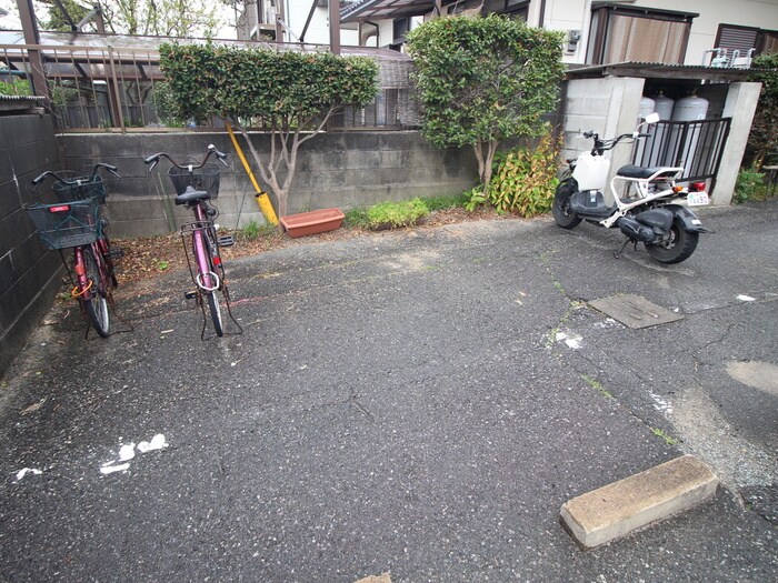 物件外観写真3　(駐輪場)