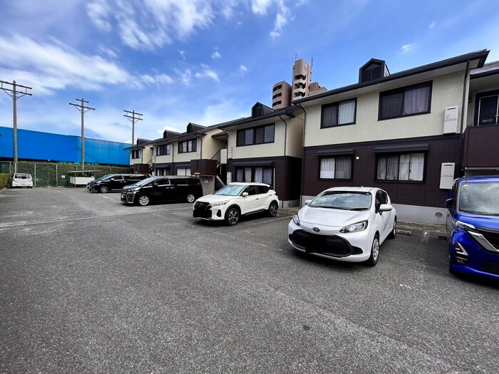 物件外観写真2　(駐車場)