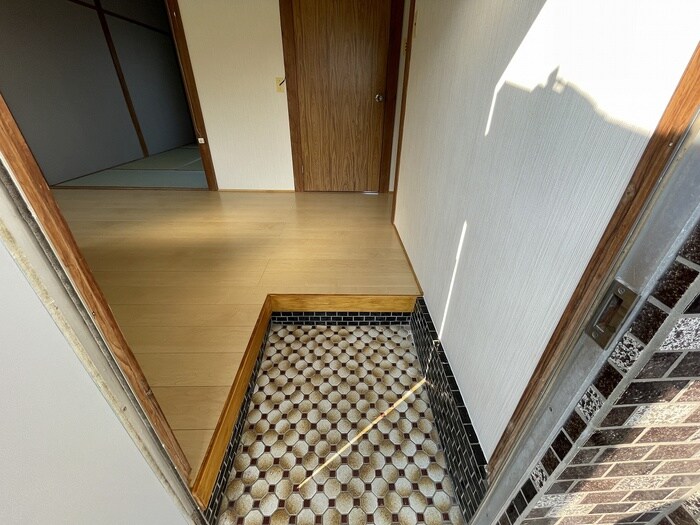 物件内観写真8　(玄関)