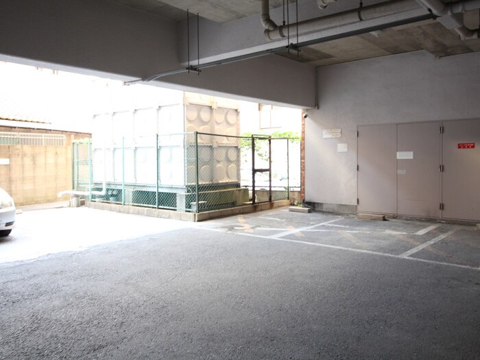 物件外観写真4　(駐車場)