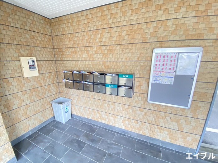 物件外観写真5　(エントランス部分)