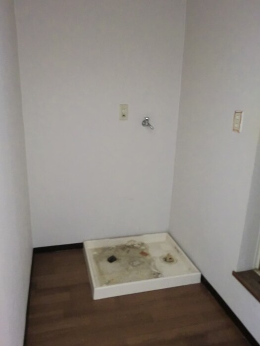 物件内観写真6　(洗濯機置場)