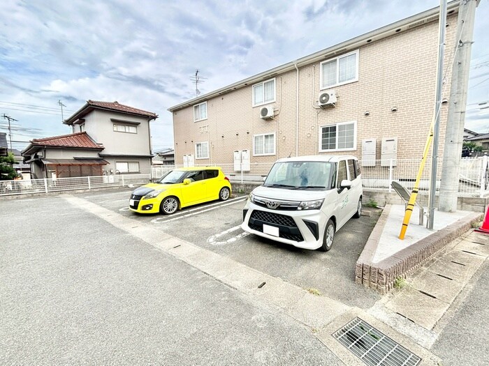 物件外観写真2　(駐車場)
