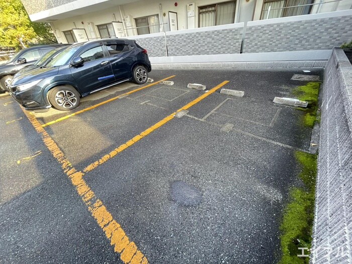 物件外観写真3　(駐車場)