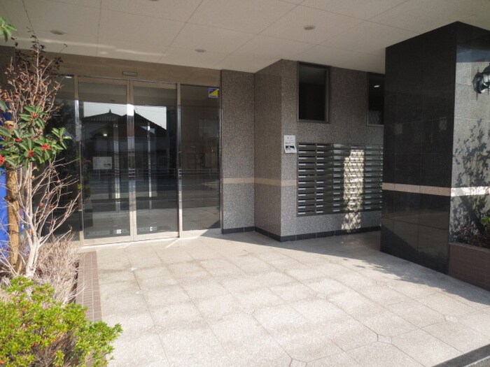 物件外観写真2　(エントランス部分)