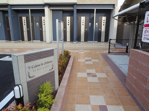 物件外観写真3　(エントランス部分)