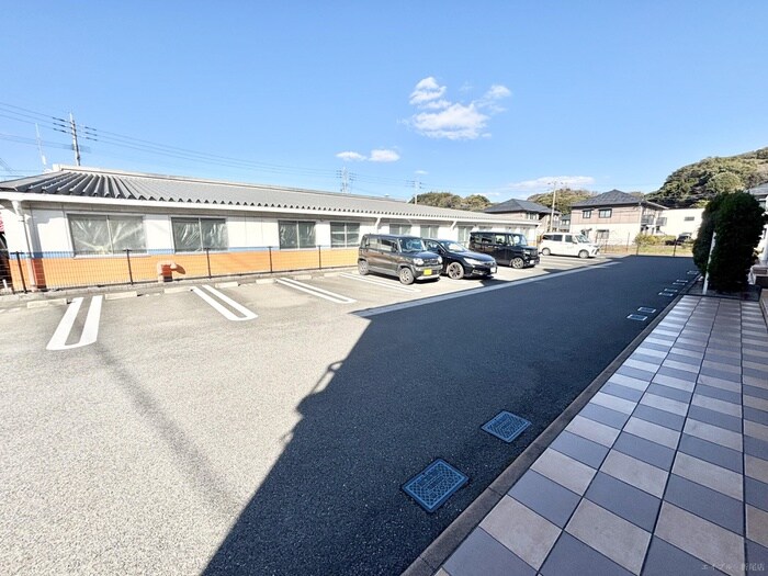 物件外観写真2　(駐車場)